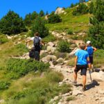 Wakacje z dziećmi – co zabrać nad morze, a co w góry?