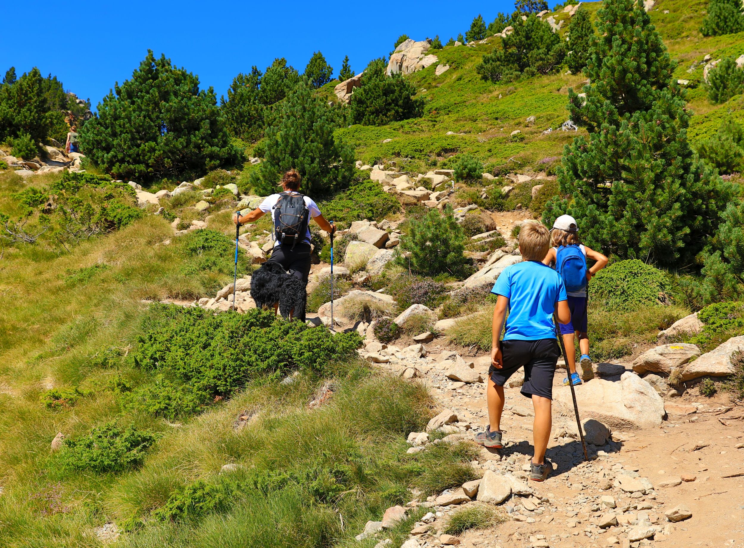 Wakacje z dziećmi – co zabrać nad morze, a co w góry?