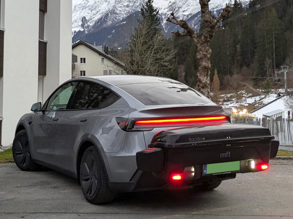 Narty, snowboard, sanki. Jak bezpiecznie przewozić w boxie sprzęt zimowy?