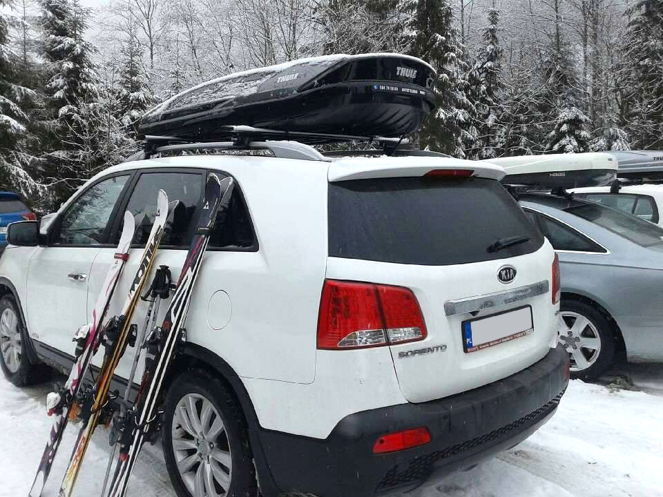 Narty, snowboard, sanki. Jak bezpiecznie przewozić w boxie sprzęt zimowy?