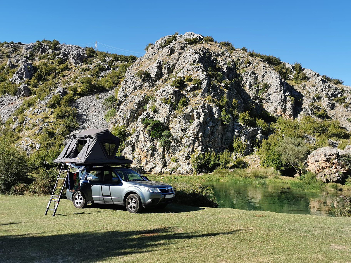 Namiot dachowy Roof Space – wygodna alternatywa dla klasycznego biwakowania