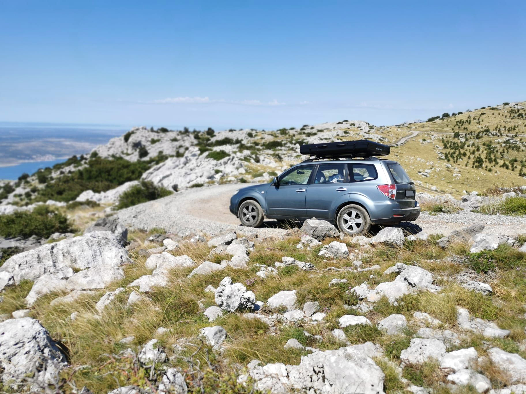 Czy na każdym samochodzie można zamontować namiot dachowy? Jak sprawdzić nośność dachu