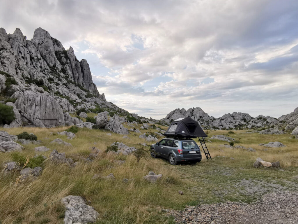Czy na każdym samochodzie można zamontować namiot dachowy? Jak sprawdzić nośność dachu