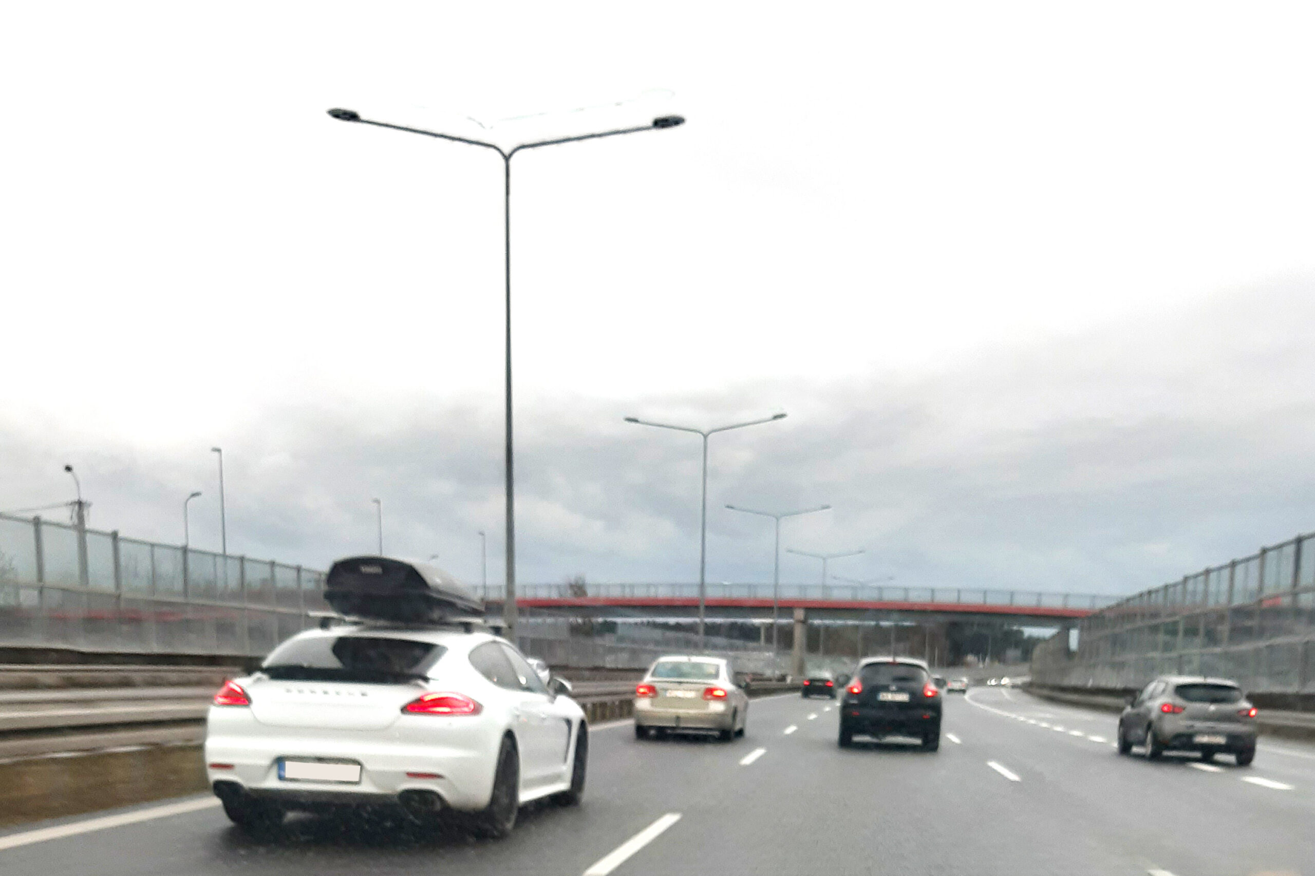 Z jaką prędkością można jechać z boxem dachowym?
