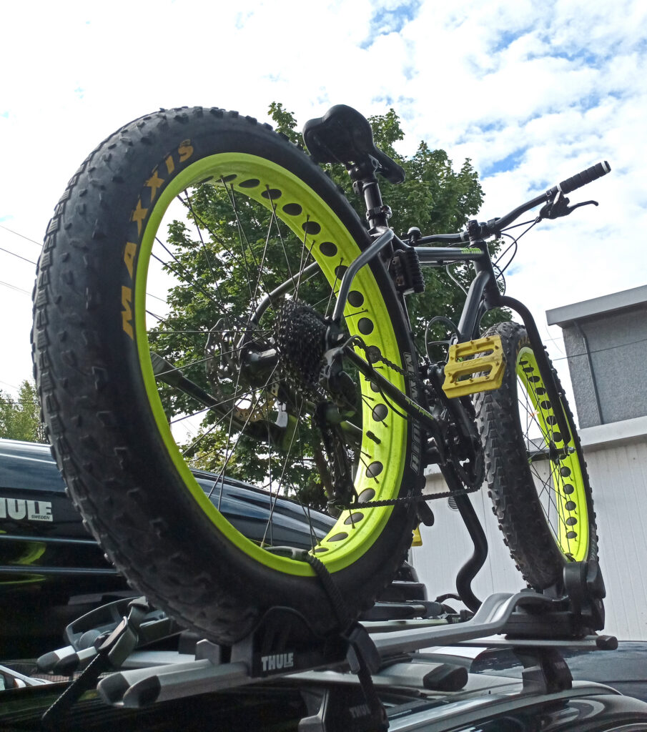 Jak przewieźć fatbike’a na dachu samochodu?