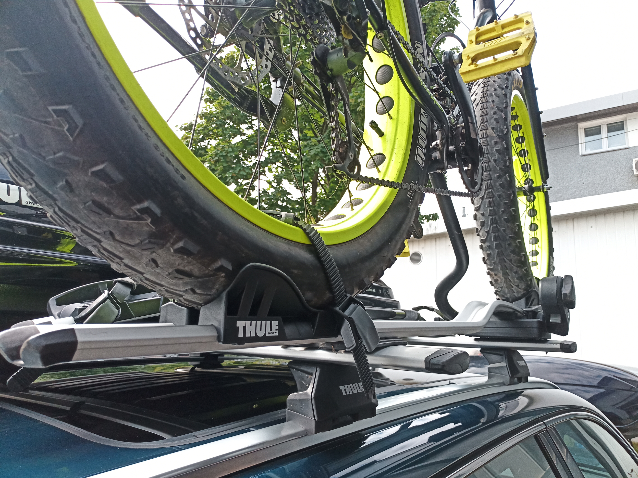 Jak przewieźć fatbike’a na dachu samochodu?