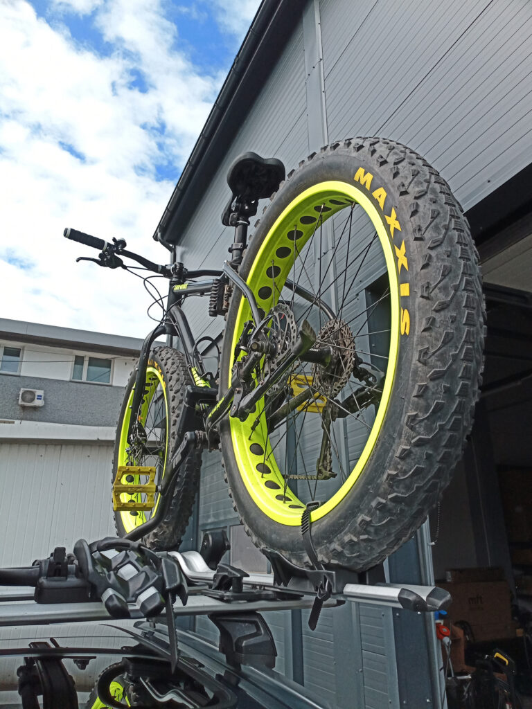 Jak przewieźć fatbike’a na dachu samochodu?